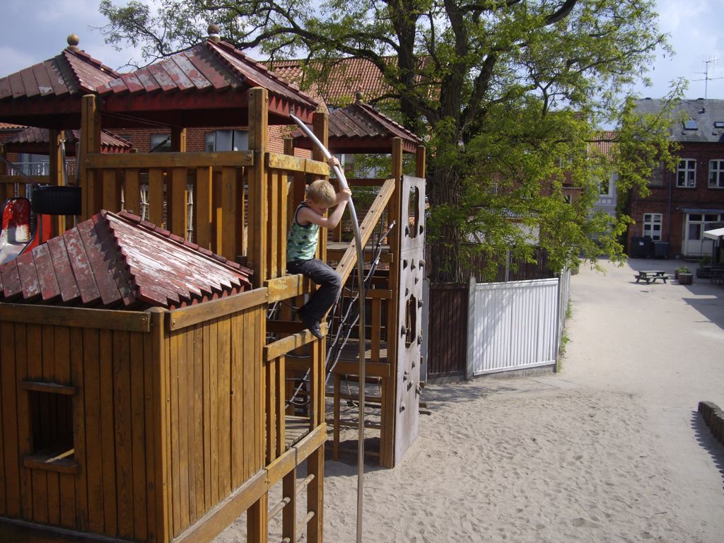 På Børnehuset Akaciens legeplads. Foto: Erik Thau-Knudsen, 2009-05-24