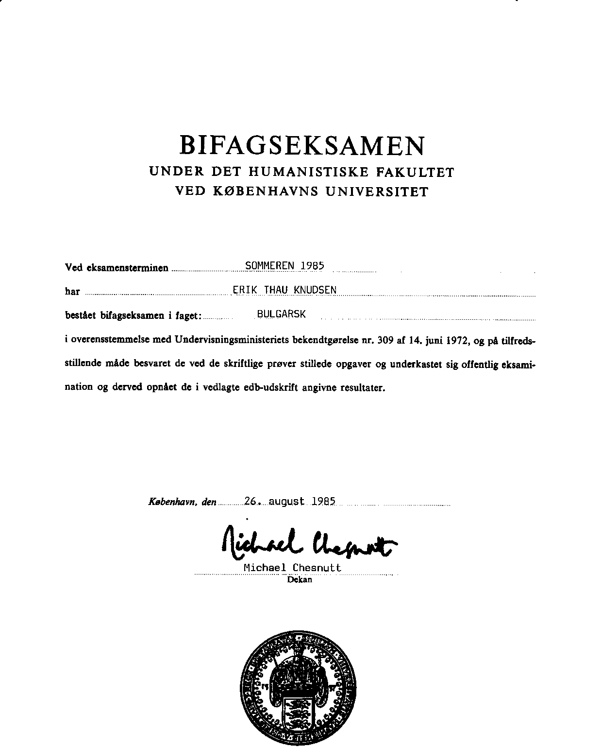 Side 1: Bifagseksamen under Det humanistiske Fakultet ved Københavns Universitet, undertegnet af dekan Michael Chestnutt 26. august 1985