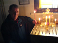 Foto: Erik tænder et lys for sin far