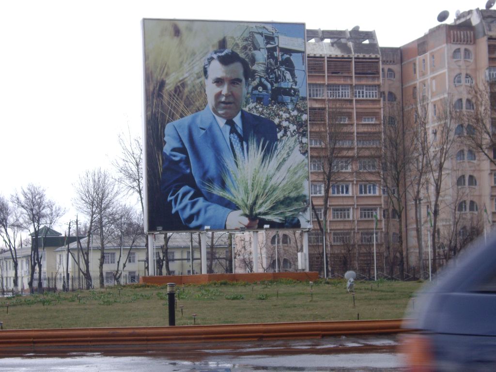 Obično vidjenje u Srijednjoaziatskih republikama je gramadni poster (nikad ne manje od 5 metara) prezidenta. U ovom slučaju vidimo tadikistanskog prezidenta Emomalija Rahmonova drećeg rezultat berićeta. Slika: Erik Thau-Knudsen, 2010-03-01