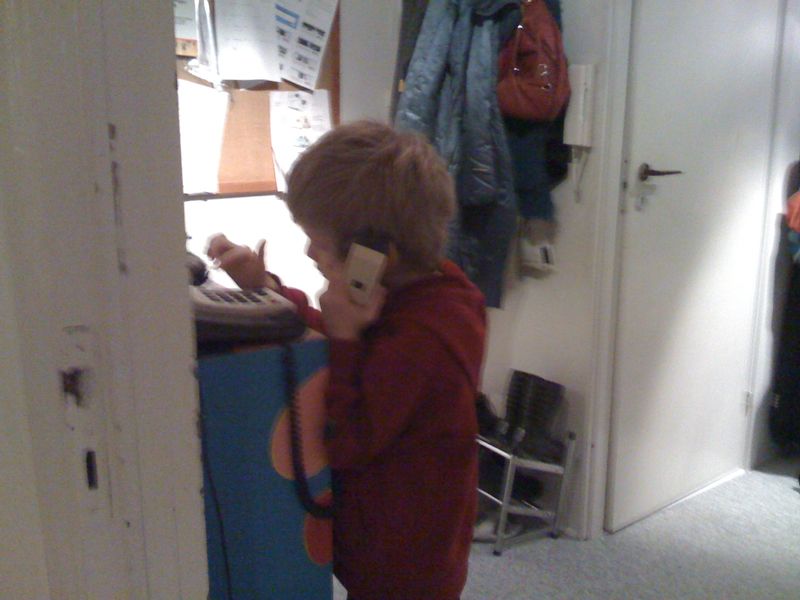 Første gang, at Balder ringer i telefon. Foto: Erik Thau-Knudsen, 2009-02-02