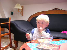 9.9.2003 Balder foran fjernsynet og i færd med at tømme skålen med økologiske chips.