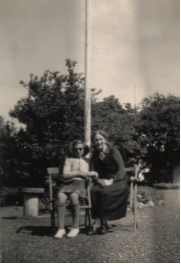 Margrethe Thau-Jensen sidder ved flagstangen med sit hollandske plejebarn