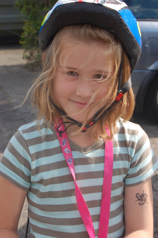 8-årige Synnøve Thau-Moltsen med cykelhjelm
