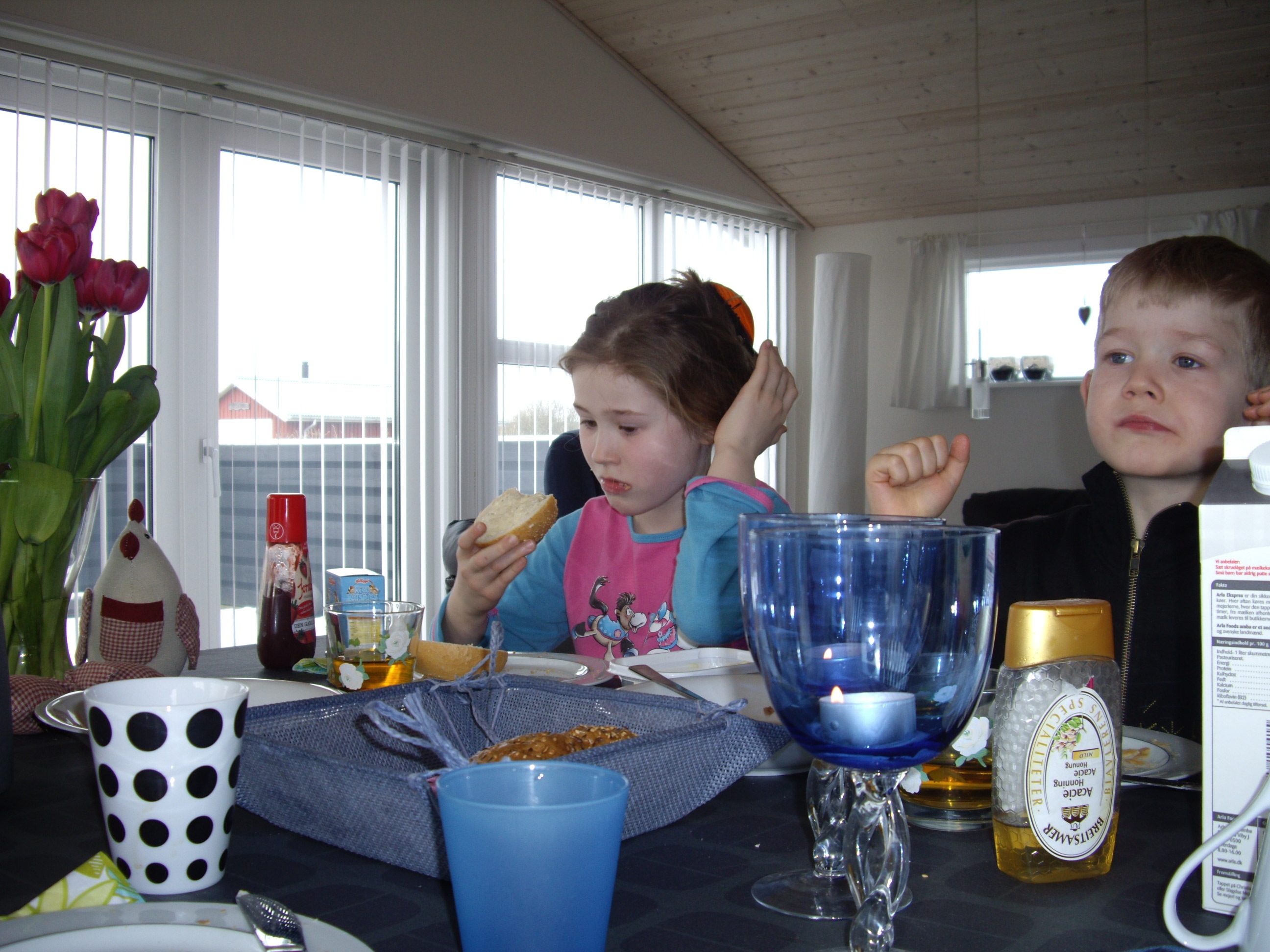 To børn spiser morgenmad på Novembervej 8, Løkken.